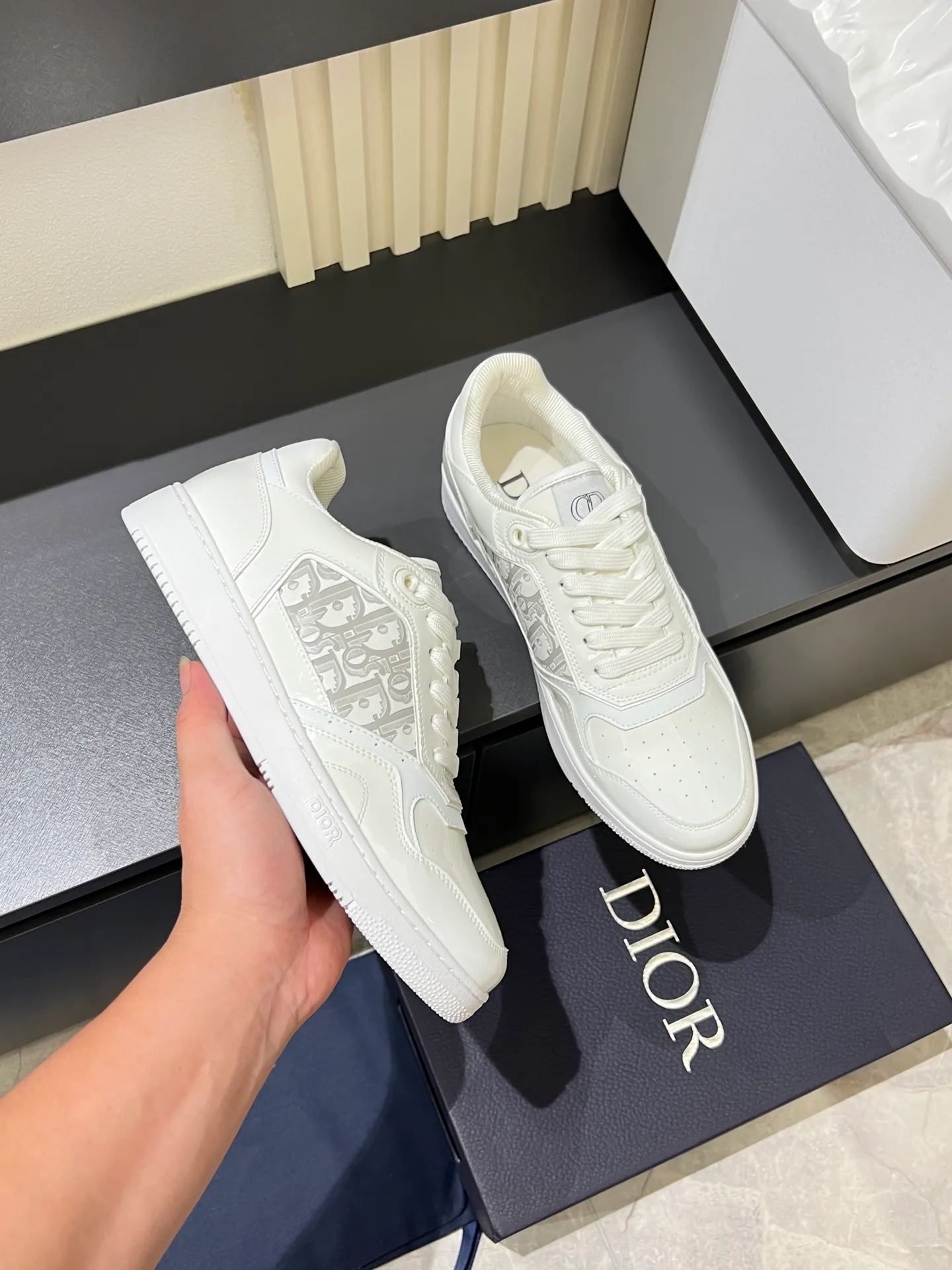 Men's shoes 💰p400 "Dio*" mid-top B27 casual sneakers. This B27 high-top sneaker is a new product in the series and continues Di*r's classic style. Crafted from gray and white smooth calf leather with beige and black Oblique print panels on the sides. The "CD Icon" shaped shoelace eyelets are clever and delicate, and the two-color rubber sole, rear collar and heel are all equipped with the brand's iconic details to enhance the style. Oblique printed straps at the ankle allow for an adjustable fit to complement the overall design. Fashionable and versatile, it can complement any look. Create an exquisite design with unique dynamic vitality and modern atmosphere, presented in low-top and high-top styles. This new must-have shoe adds a new dimension to Dior's archive heritage, embodying modern elegance. Purchase the original version and make it 1:1. If you need top quality, please come to me! Male 38-44!